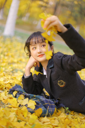 在更衣室被学长顶开阴道
