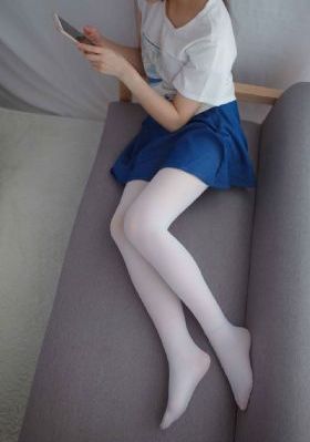 三个人吃我奶舔我逼
