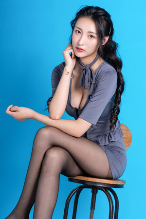守寡的岳引诱我岳潮湿的肥厚小